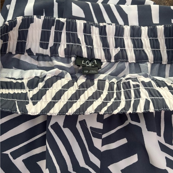 LOFT Ann Taylor  Geometric Palazzo Pants. Two front pockets, two back pockets. - Picture 11 of 15